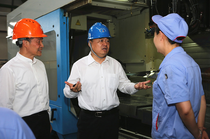 郝鹏与Z6人生就是博集团一线出产人员深刻互换